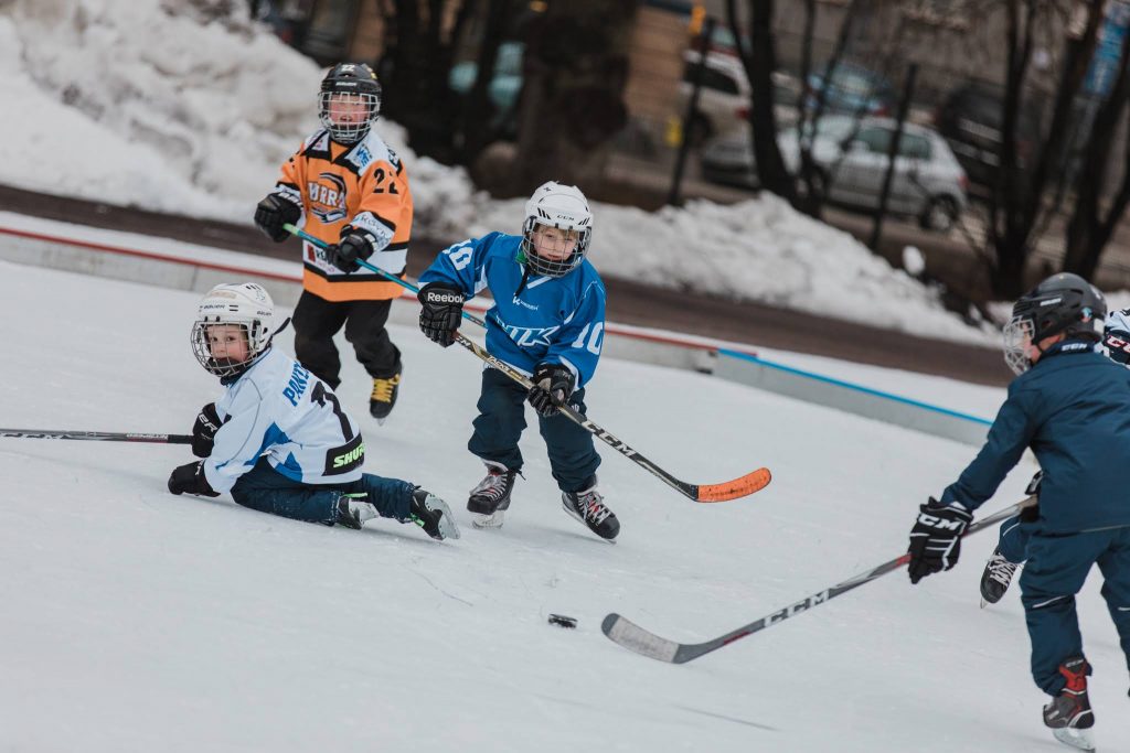 Save Pond Hockey HJK- ja Kurra-junioreita turnauksen avajaisottelussa: Allu, Victor, Anton, Taito.