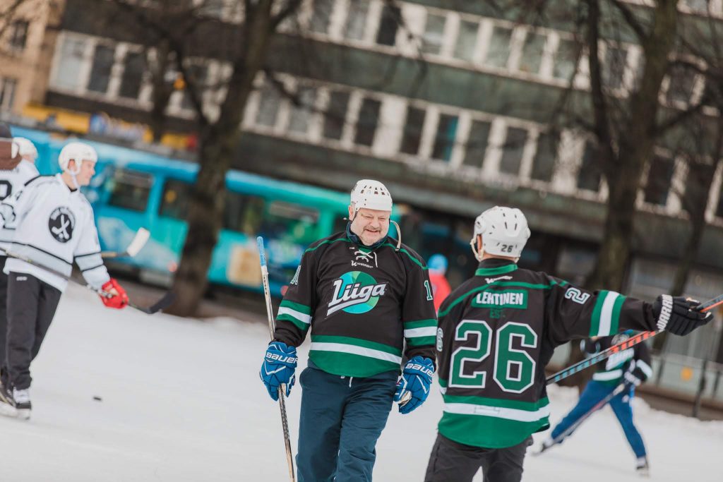 NHL-legendat Esa Tikkanen ja Jere Lehtinen juonivat Save Pond Hockey -pelin aikana.