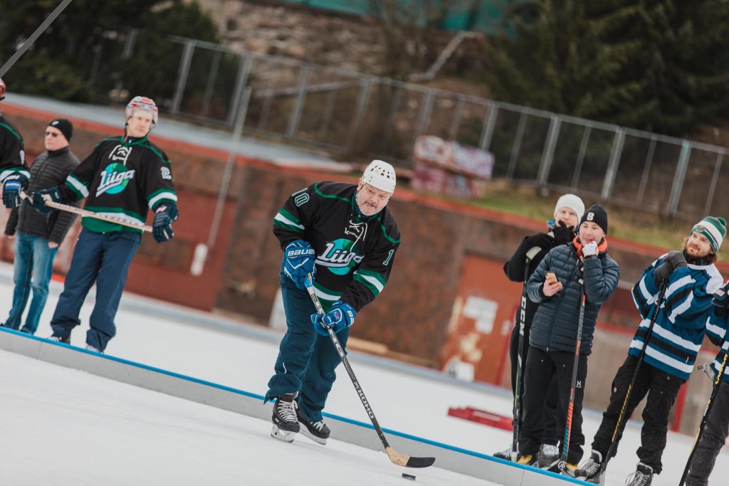 Esa Tikkanen Save Pond Hockey -jäällä. Kuva: Marko Seuranen Photography