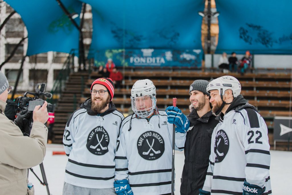 Save Pond Hockey SPH-puuhaukkoja ja kunniavieraita: Aleksi Juselius, Sauli, Jordan Feld, Svante Suominen.