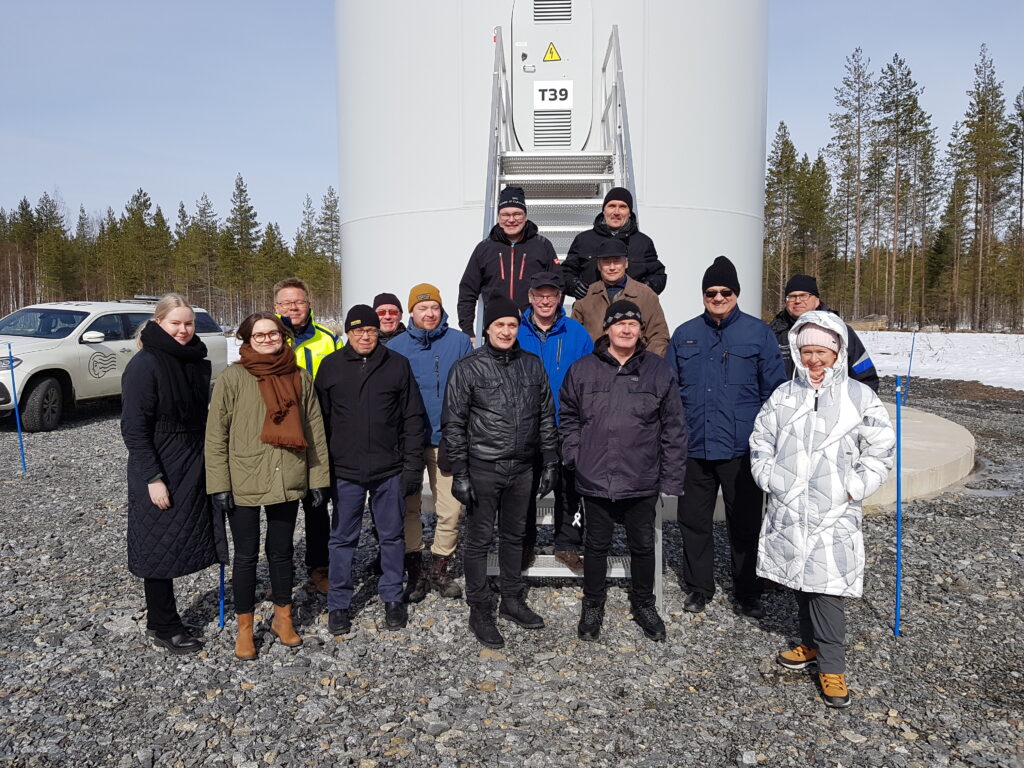 Sonkajärven kunnanvaltuustoa vieraili Piiparinmäen tuulipuistossa huhtikuun lopulla 2024.